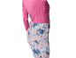 Haut rose à manches longues et pantalon de ski à motifs rose, bleu et blanc.
