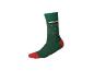 Chaussette verte avec détails rouges, motifs géométriques et texte.