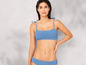Une femme portant un bikini bleu.