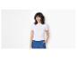 T-shirt blanc et jupe en jean : vêtements pour femmes.