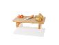 Plateau bambou avec pain, tomates et couteau.