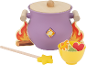 Chaudron jouet violet avec couvercle en bois, découpes de feu, bol jaune avec nourriture et baguette.