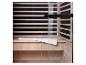 Intérieur d'un sauna en bois avec une serviette blanche sur le banc et une porte vitrée