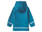 Un imperméable bleu à capuche pour enfant.