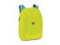 Une housse de pluie jaune pour un sac à dos à pois.