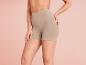 Shorts beiges sans couture pour femmes.