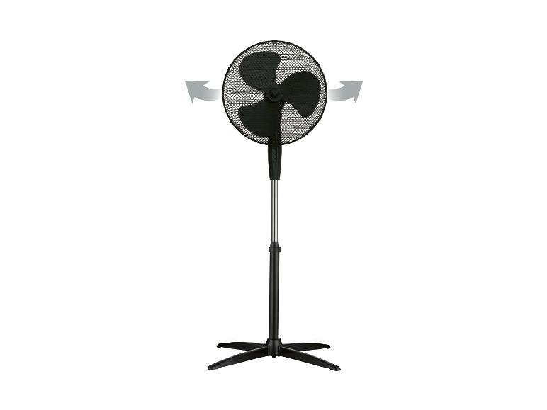 Ventilateur sur pied noir avec flèches oscillantes sur fond blanc
