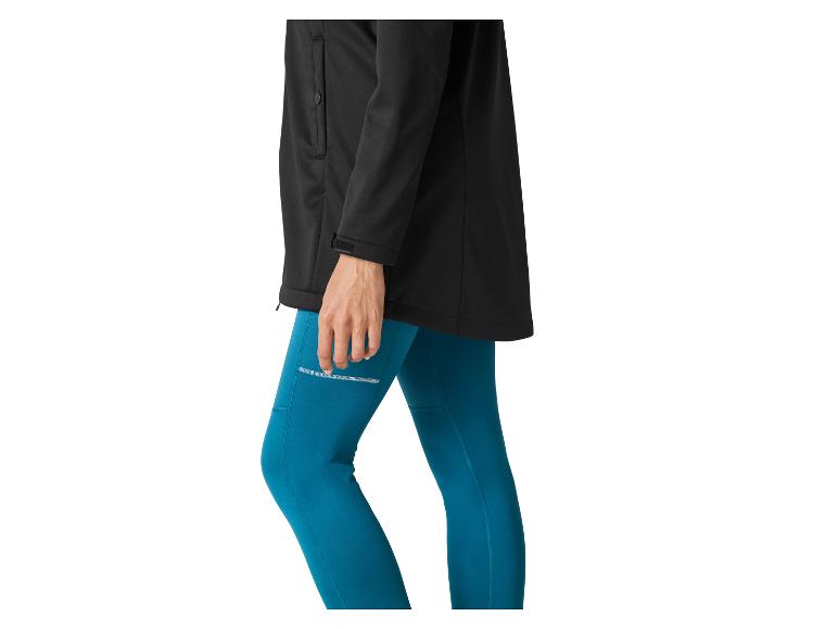 Femme en veste noire et leggings turquoise.