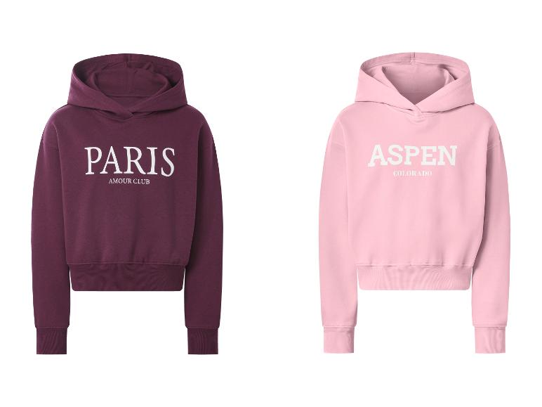Deux sweats à capuche pour enfants, un bordeaux avec 'PARIS AMOUR CLUB' et un rose avec 'ASPEN COLORADO'.