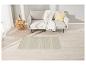 Tapis rayé beige clair dans un salon avec un canapé et un plaid blanc.
