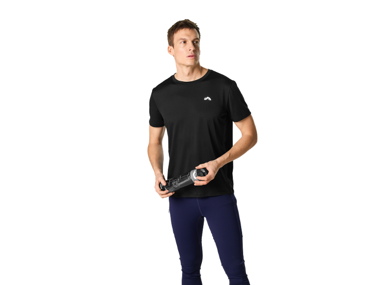 Homme en t-shirt de sport noir et legging bleu marine, tenant une bouteille d'eau.