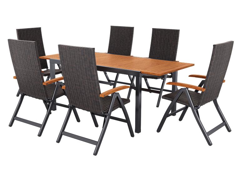 Ensemble de mobilier de jardin en rotin et bois: table rectangulaire et six chaises pliantes.