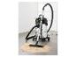 Aspirateur Parkside pour nettoyage sec et humide avec réservoir métallique ramasse de la sciure de bois au sol.
