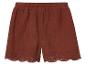 Shorts en tissu brun, détail broderie anglaise.