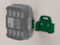 Une batterie Parkside X20Team grise avec un support mural vert.