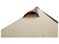 Une tente beige avec un toit brun foncé et une ventilation.