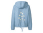 Un sweat-shirt bleu ciel avec un imprimé de marguerites et le texte 'summer feelings'.