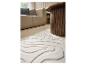 Tapis beige à motif ondulé et table basse en bois dans un salon.