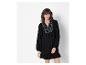Robe noire courte, style bohème, détails brodés.