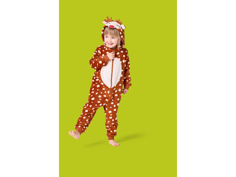 Jeune enfant portant un pyjama une-pièce de cerf marron et blanc avec capuche