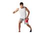 Homme en débardeur et short gris faisant des fentes avec un kettlebell rouge de 12 kg.