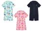 Peignoirs à capuche enfant : modèles baleines/palmiers, rose et bleu clair, un modèle uni bleu marine.
