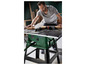 Un homme utilise une scie circulaire de table Parkside pour couper du bois.