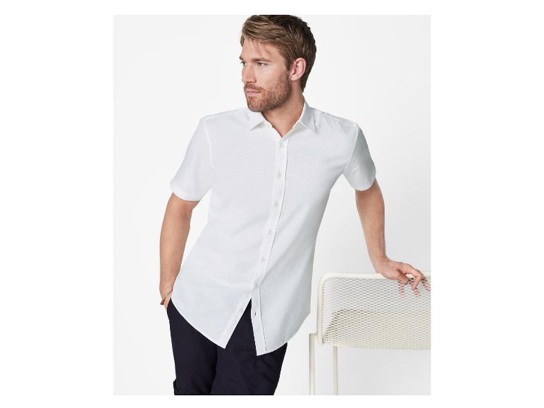 Chemise blanche à manches courtes et pantalon habillé : style estival élégant.