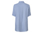 Une chemise bleu clair à manches courtes.