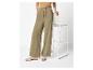 Pantalon palazzo vert olive avec cordon et sandales plates.