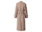 Long trench-coat beige avec ceinture, vu de dos.