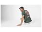 Homme en t-shirt vert foncé avec motif floral et texte 'Original pattern' dans le dos.
