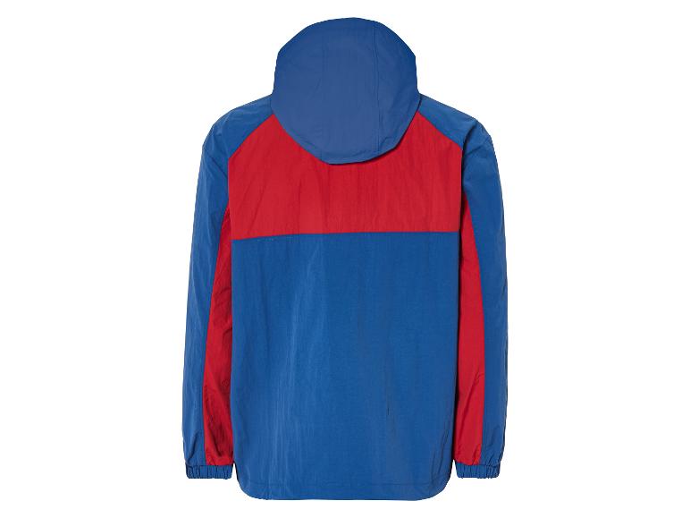Une veste coupe-vent bleue avec des détails rouges et une capuche.