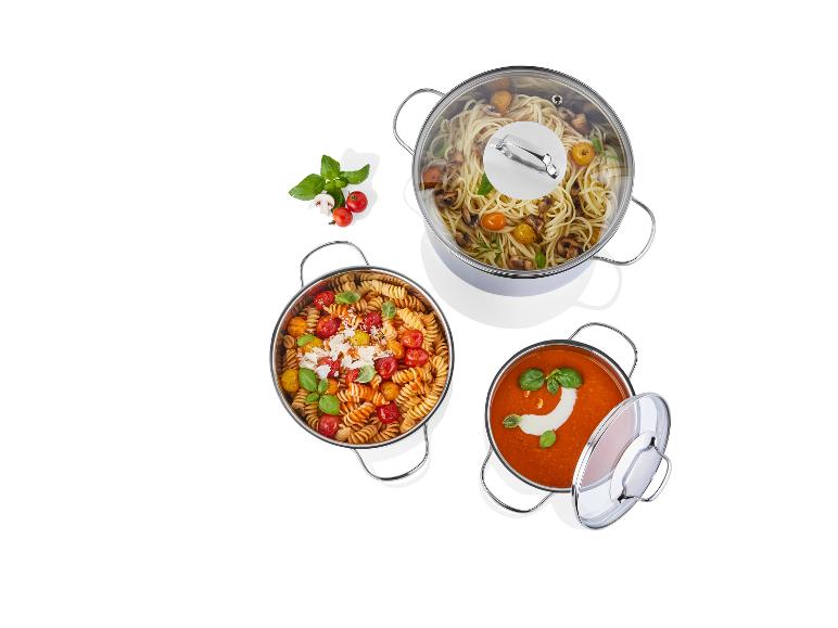 Pâtes aux tomates cerises, spaghetti aux champignons et soupe à la tomate dans des casseroles.