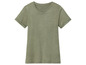 Un t-shirt vert clair à manches courtes.