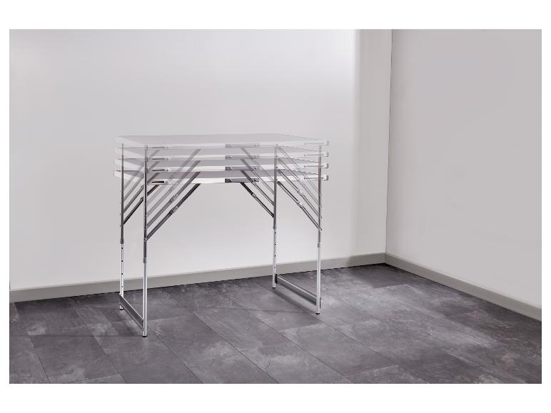 Table pliante en aluminium avec pieds réglables dans une pièce blanche au sol sombre.