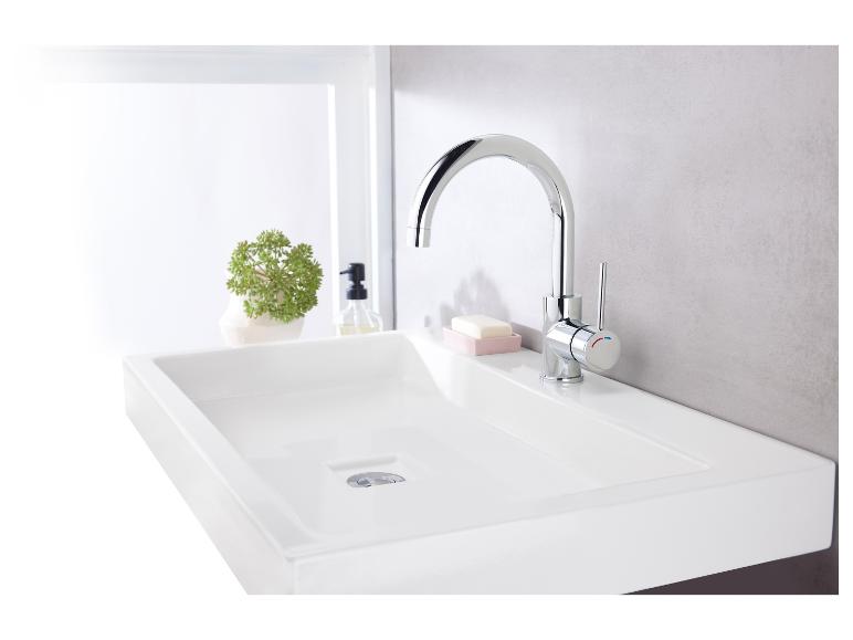 Un lavabo blanc avec un robinet chromé