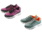 Deux paires de chaussures de course Hoka One One de couleurs différentes.