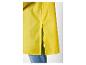 Imperméable jaune clair, coupe longue, détail de fente.