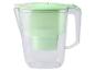 Un pichet filtrant à eau vert menthe.