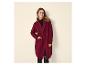 Femme en manteau rouge et robe noire avec des lunettes