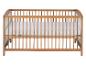 Un lit bébé en bois avec un matelas blanc