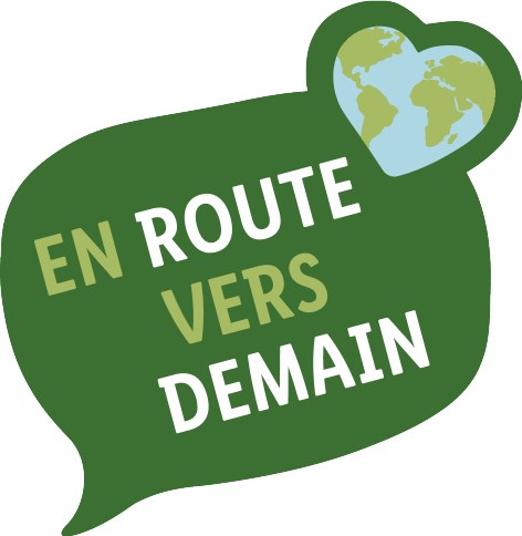 Étiquette verte avec le texte « EN ROUTE VERS DEMAIN » et un cœur avec un globe.