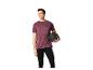 Homme en t-shirt de sport et legging tenant un ballon lesté.