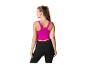 Femme en haut de sport fuchsia et leggings noirs, vue de dos.