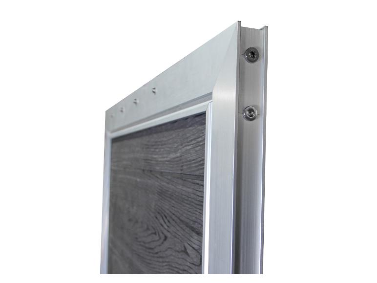 Vue détaillée d'un cadre en aluminium avec des vis et un panneau en bois foncé.