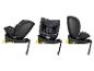 Trois sièges auto pour bébé noirs avec base ISOFIX, vus sous différents angles.