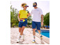 Un homme et une femme portent des vêtements Lidl, y compris un t-shirt, un short et des tongs.