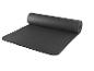 Un tapis de yoga noir roulé.