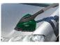 Une brosse verte Parkside nettoie une voiture.